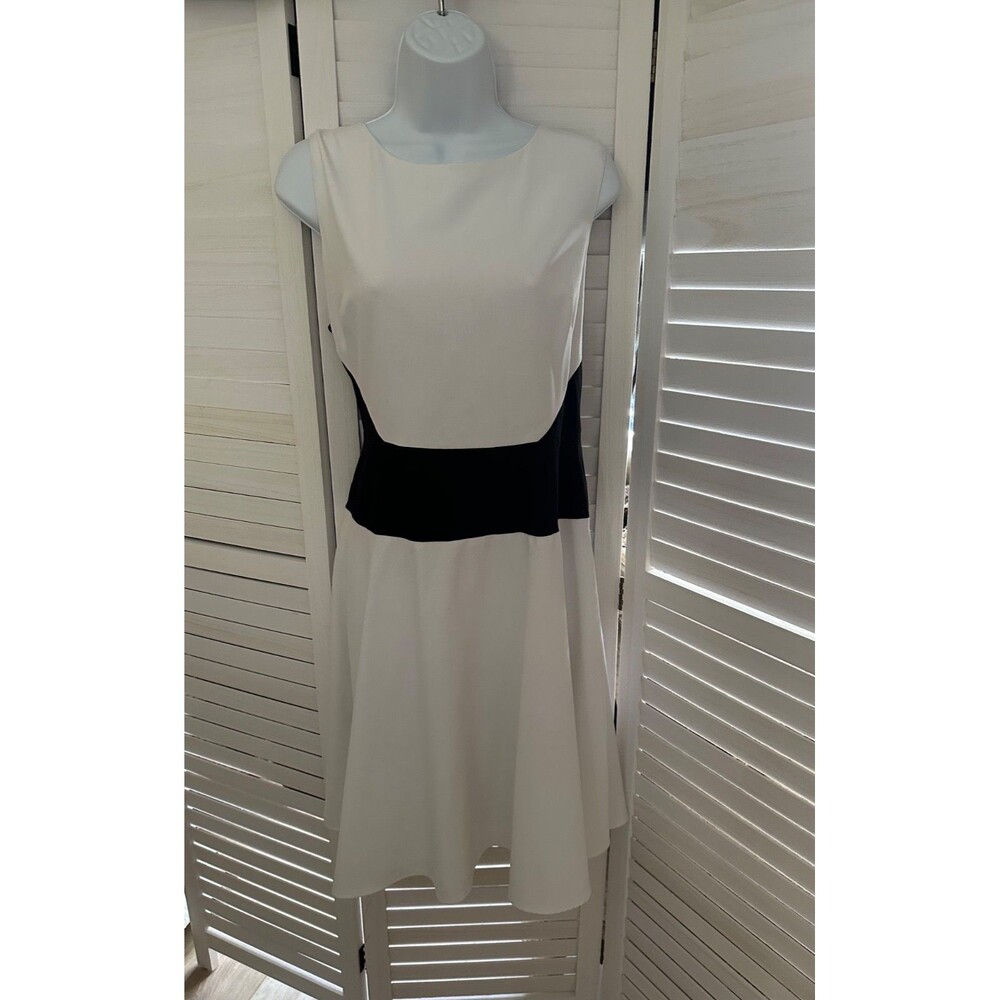 Ellen Tracy white & Black sleeveless fit & flare dress with round neckline sz12